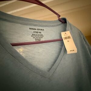Banana Republic Men's Light Blue V-Neck Tee